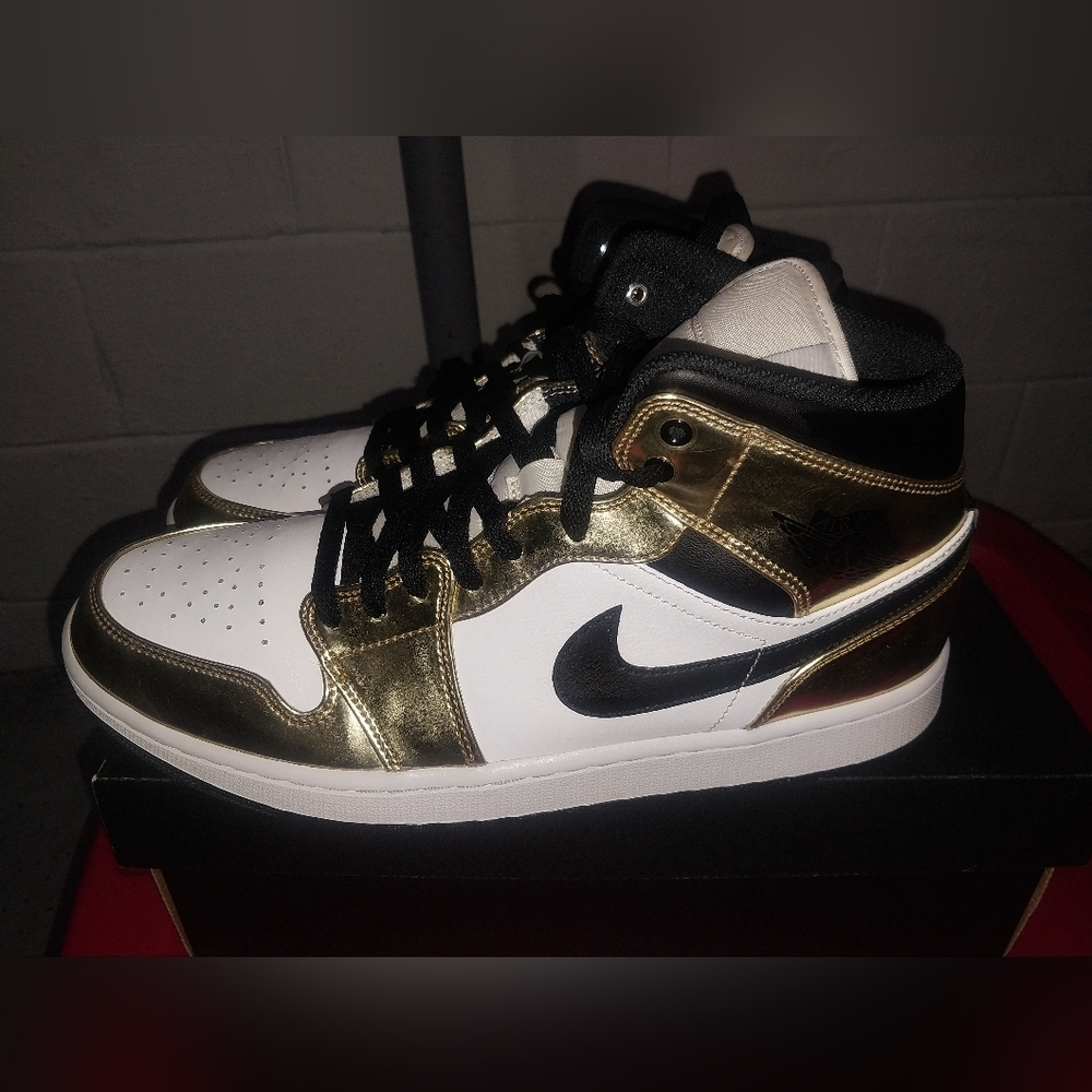 Air Jordan mid